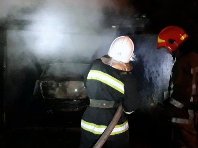 Новини Кам'янця-Подільського - фото з У Кам'янці підпалили допоміжні споруди біля житлових багатоповерхівок (Відео) У Кам'янці підпалили допоміжні споруди біля житлових багатоповерхівок (Відео), фото №1 на сайті 20minut.ua