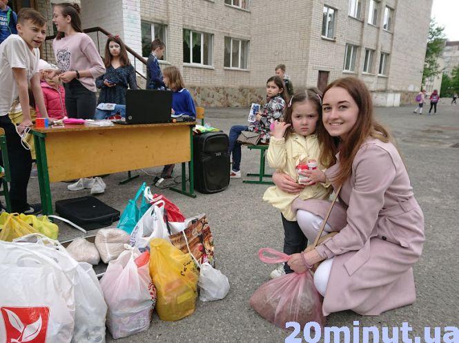 Новини Тернополя - фото з Школярі збирали харчі та кошти для собак