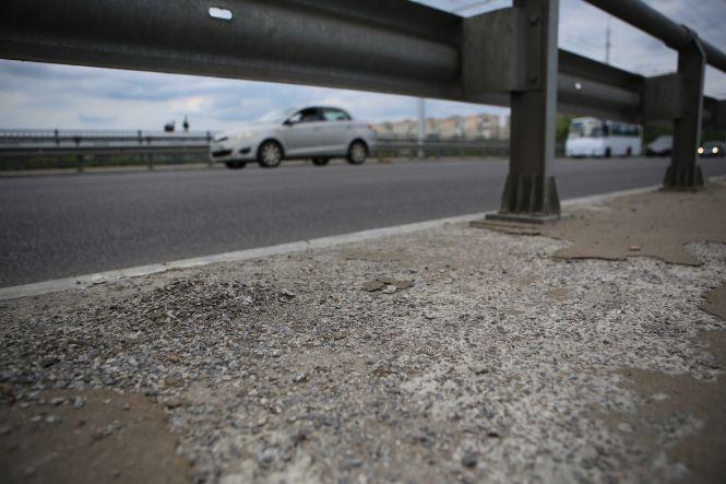 Новини Вінниці - фото з На Київському мосту потріскалося та почало облазити покриття пішохідної зони На Київському мосту потріскалося та почало облазити покриття пішохідної зони, фото №2 на сайті 20minut.ua