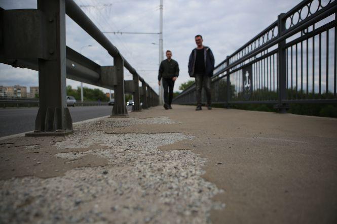Новини Вінниці - фото з На Київському мосту потріскалося та почало облазити покриття пішохідної зони На Київському мосту потріскалося та почало облазити покриття пішохідної зони, фото №1 на сайті 20minut.ua