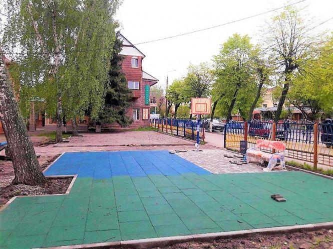 Новий дитячий майданчик зводять у восьмій школі. Він буде інклюзивний, фото №2 на сайті 20minut.ua