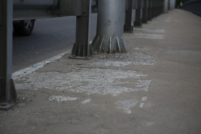 Новини Вінниці - фото з На Київському мосту потріскалося та почало облазити покриття пішохідної зони На Київському мосту потріскалося та почало облазити покриття пішохідної зони, фото №3 на сайті 20minut.ua