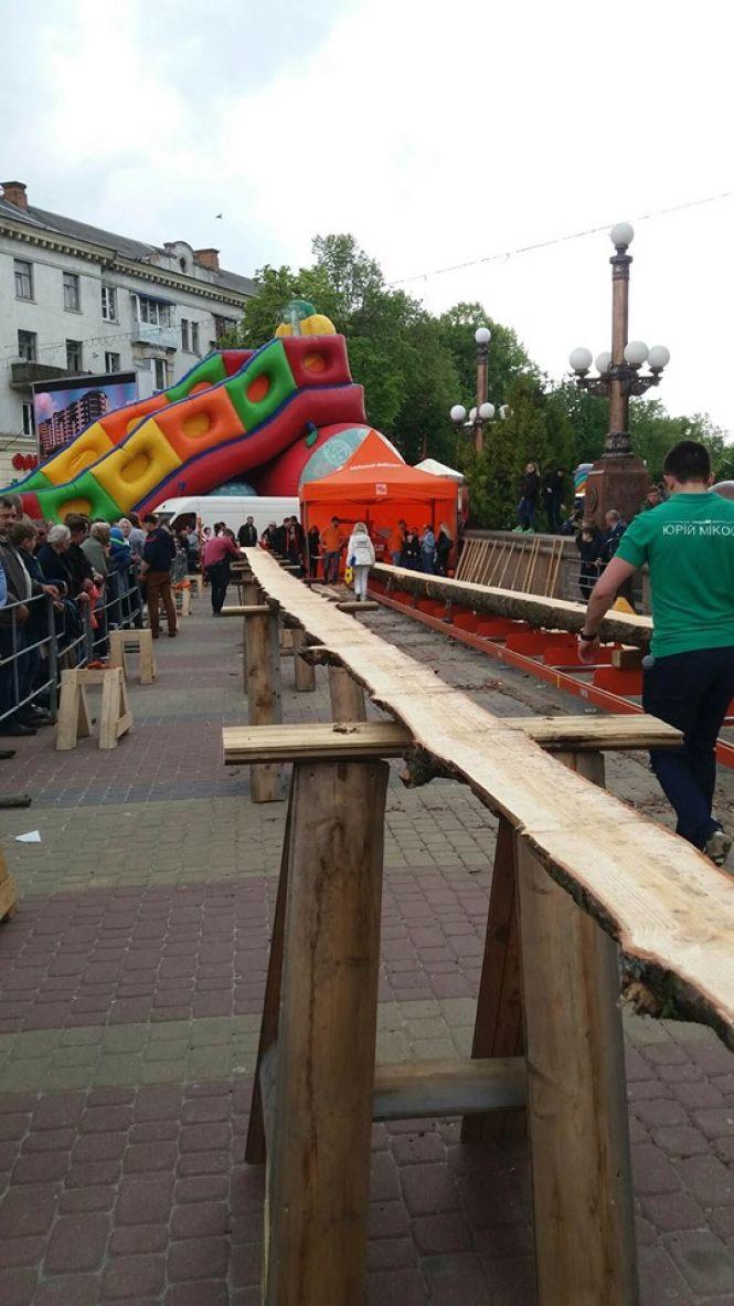 У Тернополі виготовили найбільший гостинний стіл з однієї деревини і встановили рекорд України, фото №2 на сайті 20minut.ua