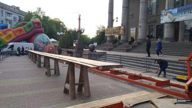 У Тернополі виготовили найбільший гостинний стіл з однієї деревини і встановили рекорд України, фото №1 на сайті 20minut.ua
