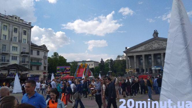 Новини Тернополя - фото з Відео дня: на Театральному майдані виступає військовий оркестр Відео дня: на Театральному майдані виступає військовий оркестр, фото №3 на сайті 20minut.ua