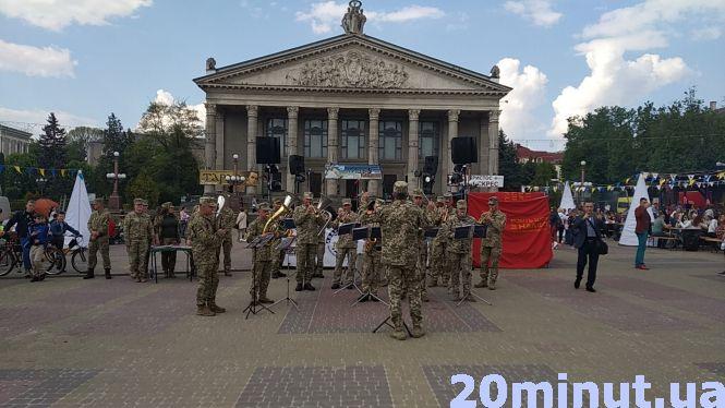Новини Тернополя - фото з Відео дня: на Театральному майдані виступає військовий оркестр Відео дня: на Театральному майдані виступає військовий оркестр, фото №1 на сайті 20minut.ua
