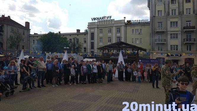 Новини Тернополя - фото з Відео дня: на Театральному майдані виступає військовий оркестр Відео дня: на Театральному майдані виступає військовий оркестр, фото №2 на сайті 20minut.ua