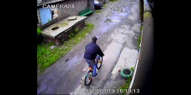Новини Козятина - фото з У Козятині шукають викрадача дитячого велосипеда У Козятині шукають викрадача дитячого велосипеда, фото №3 на сайті 20minut.ua