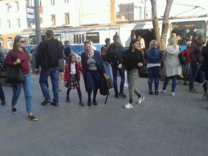 Новини Вінниці - фото з Дві ДТП на Соборній: швидка забрала велосипедиста. Трамваї стоять Дві ДТП на Соборній: швидка забрала велосипедиста. Трамваї стоять, фото №8 на сайті 20minut.ua