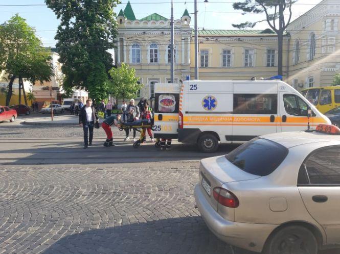 Новини Вінниці - фото з Дві ДТП на Соборній: швидка забрала велосипедиста. Трамваї стоять Дві ДТП на Соборній: швидка забрала велосипедиста. Трамваї стоять, фото №1 на сайті 20minut.ua