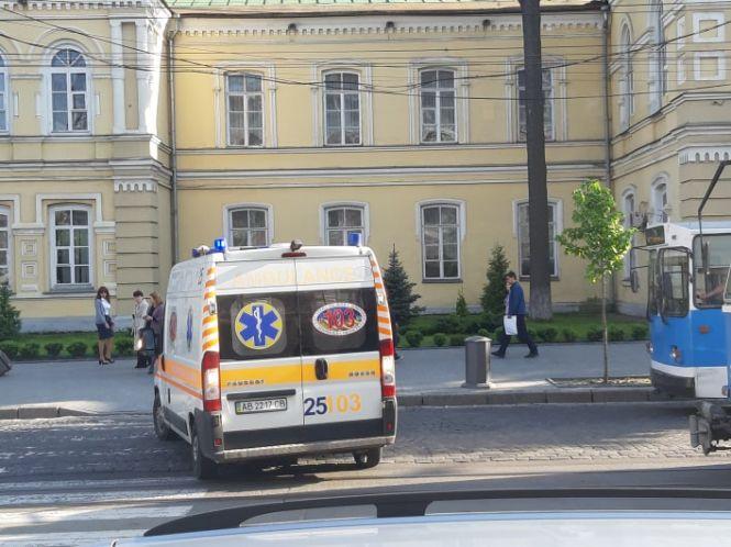 Новини Вінниці - фото з Дві ДТП на Соборній: швидка забрала велосипедиста. Трамваї стоять Дві ДТП на Соборній: швидка забрала велосипедиста. Трамваї стоять, фото №4 на сайті 20minut.ua
