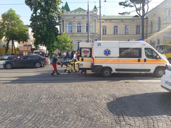Новини Вінниці - фото з Дві ДТП на Соборній: швидка забрала велосипедиста. Трамваї стоять Дві ДТП на Соборній: швидка забрала велосипедиста. Трамваї стоять, фото №5 на сайті 20minut.ua