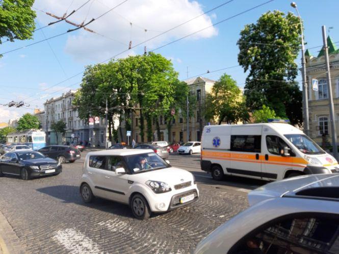 Новини Вінниці - фото з Дві ДТП на Соборній: швидка забрала велосипедиста. Трамваї стоять Дві ДТП на Соборній: швидка забрала велосипедиста. Трамваї стоять, фото №2 на сайті 20minut.ua