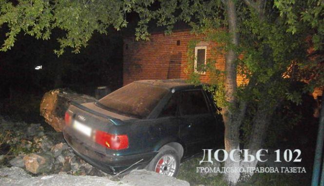 Новини Тернополя - фото з Водій Audi в реанімації після зіткнення з лежачим стовбуром дерева Водій Audi в реанімації після зіткнення з лежачим стовбуром дерева, фото №2 на сайті 20minut.ua