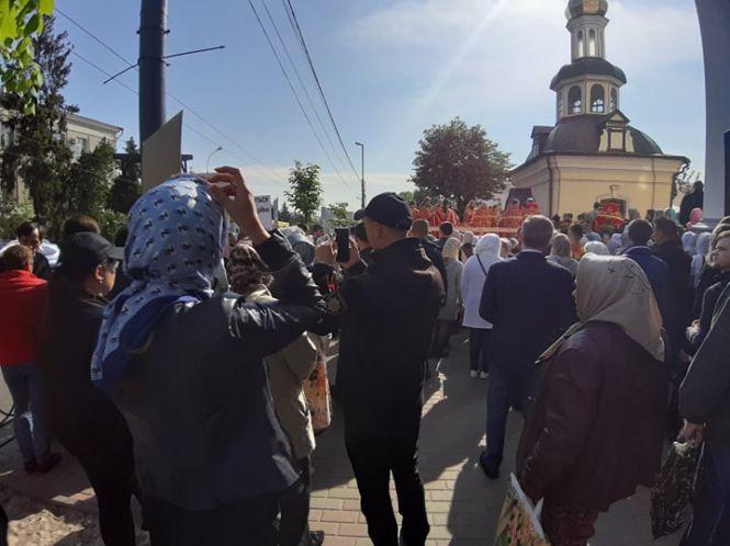 Новини Вінниці - фото з Під Собором зібрались віряни з МП: що там відбувається? Під Собором зібрались віряни з МП: що там відбувається?, фото №8 на сайті 20minut.ua