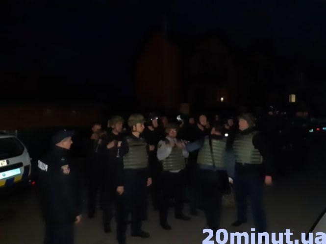 Новини Вінниці - фото з Рейдерське захоплення заводу: тітушки, спецназ і штурм. Репортаж 20minut.ua Рейдерське захоплення заводу: тітушки, спецназ і штурм. Репортаж 20minut.ua, фото №7 на сайті 20minut.ua