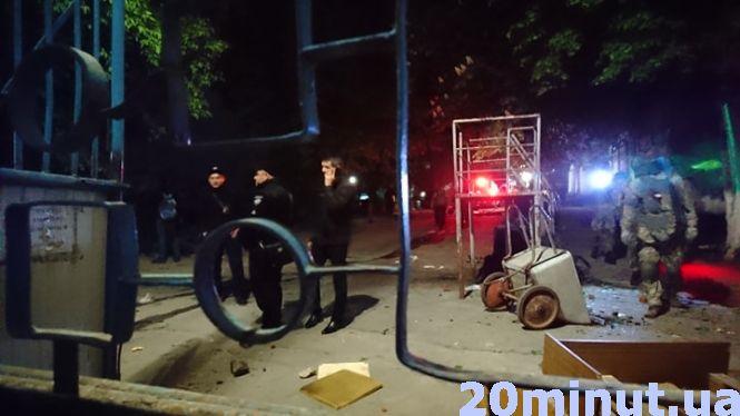 Новини Вінниці - фото з Рейдерське захоплення заводу: тітушки, спецназ і штурм. Репортаж 20minut.ua Рейдерське захоплення заводу: тітушки, спецназ і штурм. Репортаж 20minut.ua, фото №11 на сайті 20minut.ua