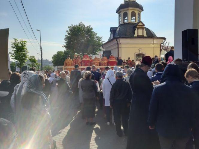 Новини Вінниці - фото з Під Собором зібрались віряни з МП: що там відбувається? Під Собором зібрались віряни з МП: що там відбувається?, фото №6 на сайті 20minut.ua