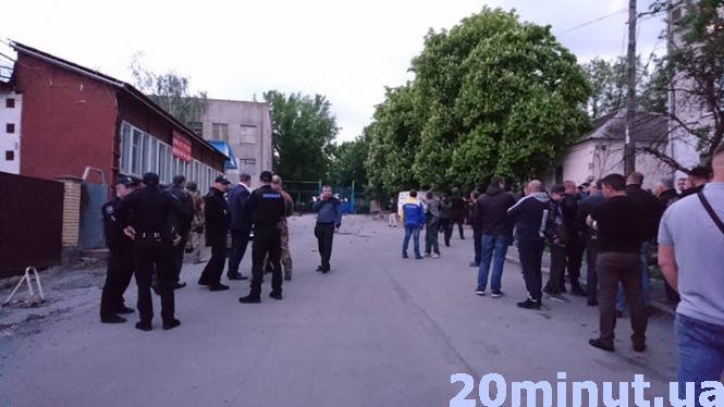 Новини Вінниці - фото з Рейдерське захоплення заводу: тітушки, спецназ і штурм. Репортаж 20minut.ua Рейдерське захоплення заводу: тітушки, спецназ і штурм. Репортаж 20minut.ua, фото №4 на сайті 20minut.ua