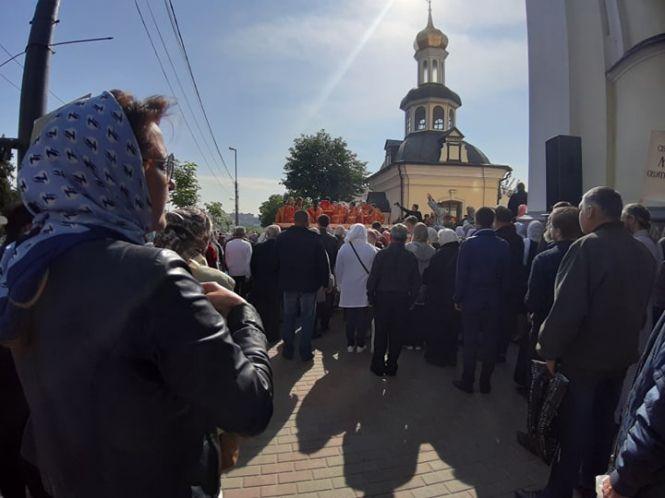 Новини Вінниці - фото з Під Собором зібрались віряни з МП: що там відбувається? Під Собором зібрались віряни з МП: що там відбувається?, фото №7 на сайті 20minut.ua