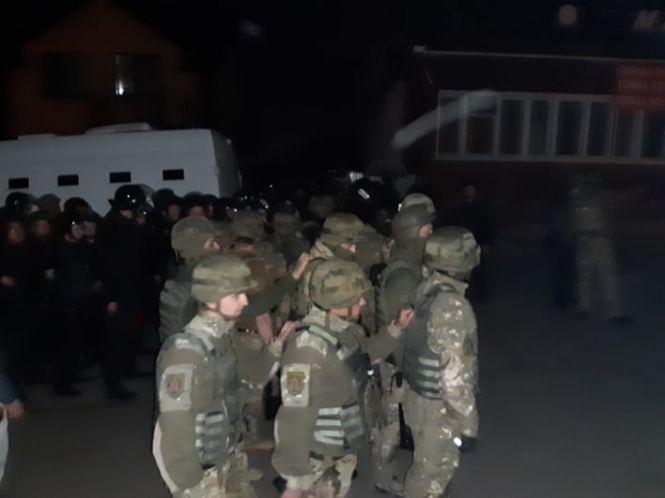 Новини Вінниці - фото з Рейдерське захоплення заводу: тітушки, спецназ і штурм. Репортаж 20minut.ua Рейдерське захоплення заводу: тітушки, спецназ і штурм. Репортаж 20minut.ua, фото №9 на сайті 20minut.ua