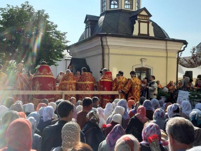 Новини Вінниці - фото з Під Собором зібрались віряни з МП: що там відбувається? Під Собором зібрались віряни з МП: що там відбувається?, фото №1 на сайті 20minut.ua