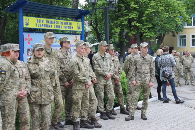 Новини Кам'янця-Подільського - фото з Кам'янчани провели в останню путь військових, які загинули під Києвом Кам'янчани провели в останню путь військових, які загинули під Києвом, фото №2 на сайті 20minut.ua