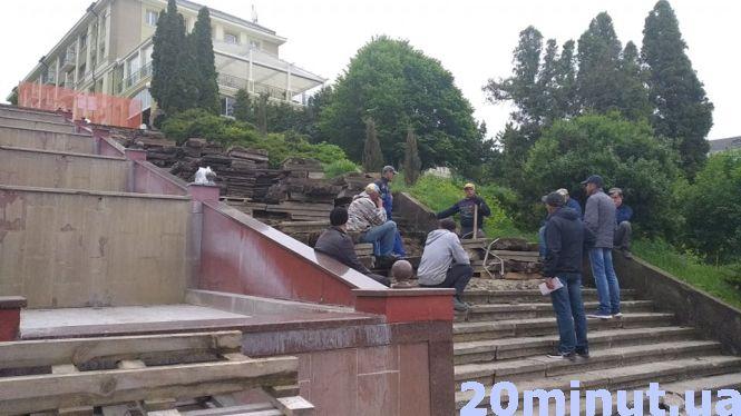 У Тернополі ремонтують сходи фонтану “Каскад”, фото №2 на сайті 20minut.ua