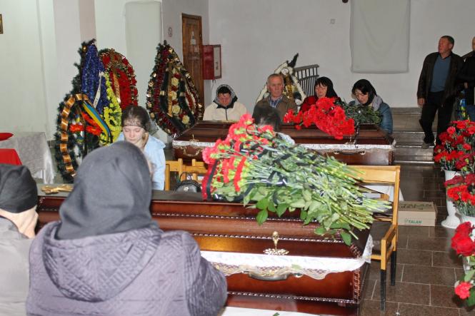 Новини Кам'янця-Подільського - фото з Кам'янчани провели в останню путь військових, які загинули під Києвом Кам'янчани провели в останню путь військових, які загинули під Києвом, фото №3 на сайті 20minut.ua