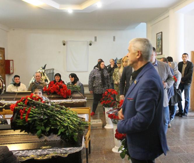 Новини Кам'янця-Подільського - фото з Кам'янчани провели в останню путь військових, які загинули під Києвом Кам'янчани провели в останню путь військових, які загинули під Києвом, фото №1 на сайті 20minut.ua