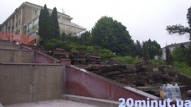 У Тернополі ремонтують сходи фонтану “Каскад”, фото №1 на сайті 20minut.ua