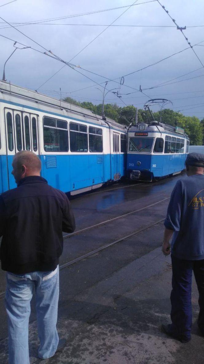 ДТП біля ринку «Урожай»: на перехресті не розминулися трамваї №1 та №3, фото №1 на сайті 20minut.ua