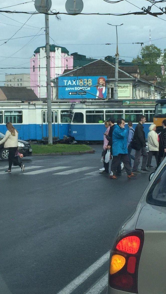ДТП біля ринку «Урожай»: на перехресті не розминулися трамваї №1 та №3, фото №3 на сайті 20minut.ua