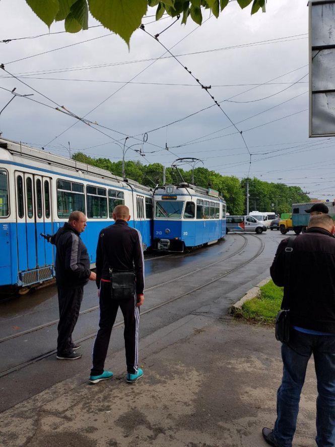 ДТП біля ринку «Урожай»: на перехресті не розминулися трамваї №1 та №3, фото №2 на сайті 20minut.ua