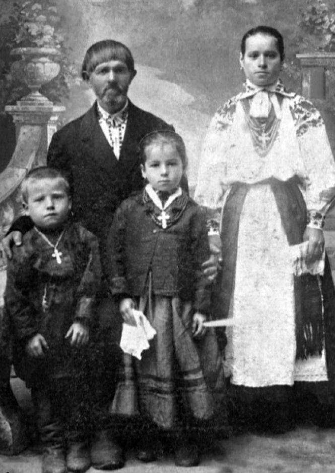 Новини Вінниці - фото з Які вишиванки одягали вінничани 100 років тому (ФОТО) Які вишиванки одягали вінничани 100 років тому (ФОТО), фото №3 на сайті 20minut.ua