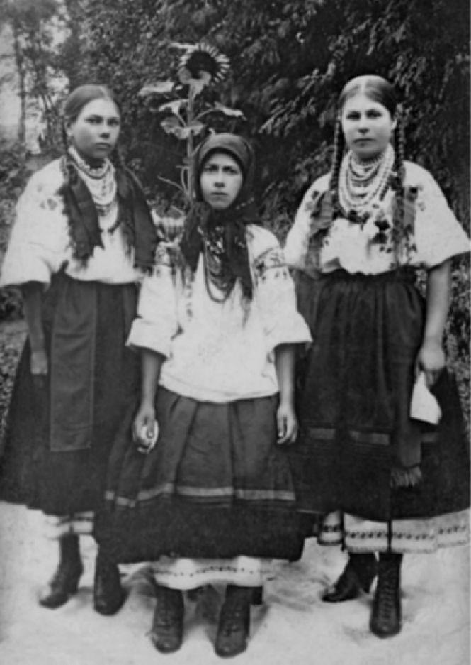 Новини Вінниці - фото з Які вишиванки одягали вінничани 100 років тому (ФОТО) Які вишиванки одягали вінничани 100 років тому (ФОТО), фото №4 на сайті 20minut.ua