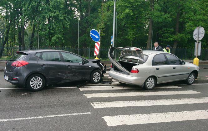 Новини Вінниці - фото з На Магістратській зіткнулися Daewoo та Kia. Машини опинилися на острівці безпеки На Магістратській зіткнулися Daewoo та Kia. Машини опинилися на острівці безпеки, фото №3 на сайті 20minut.ua