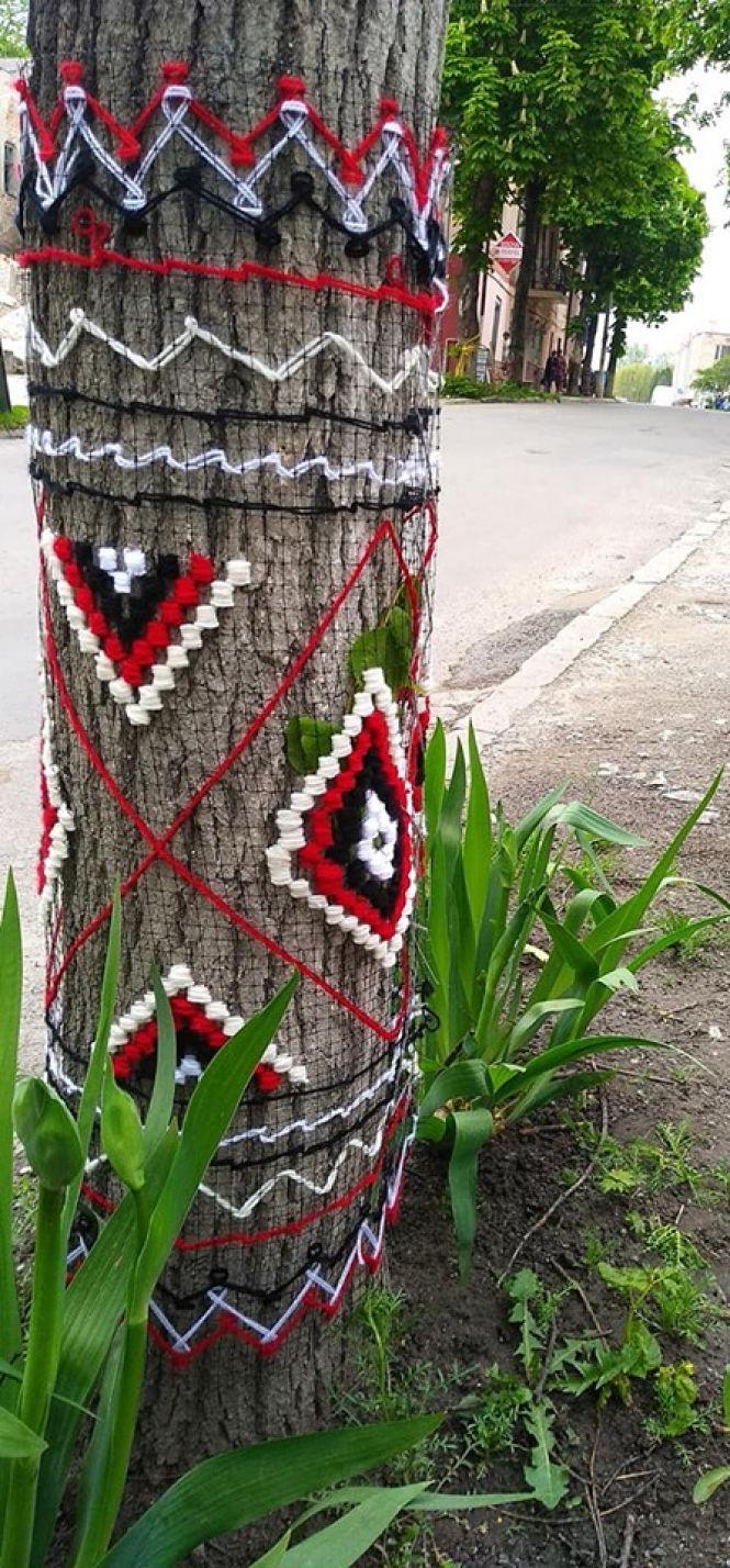 Новини Тернополя - фото з Самі зібрали кошти і вишили одяг для каштанів: у Збаражі оригінально прикрасили дерева Самі зібрали кошти і вишили одяг для каштанів: у Збаражі оригінально прикрасили дерева, фото №1 на сайті 20minut.ua
