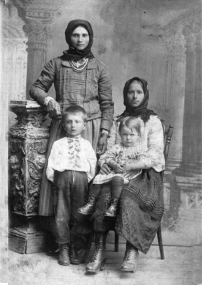 Новини Вінниці - фото з Які вишиванки одягали вінничани 100 років тому (ФОТО) Які вишиванки одягали вінничани 100 років тому (ФОТО), фото №8 на сайті 20minut.ua