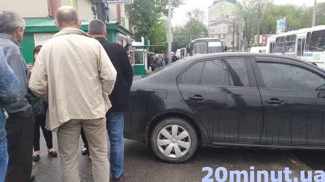 Новини Тернополя - фото з Біля "Шостого" чоловік помер за кермом власного авто Біля "Шостого" чоловік помер за кермом власного авто, фото №1 на сайті 20minut.ua