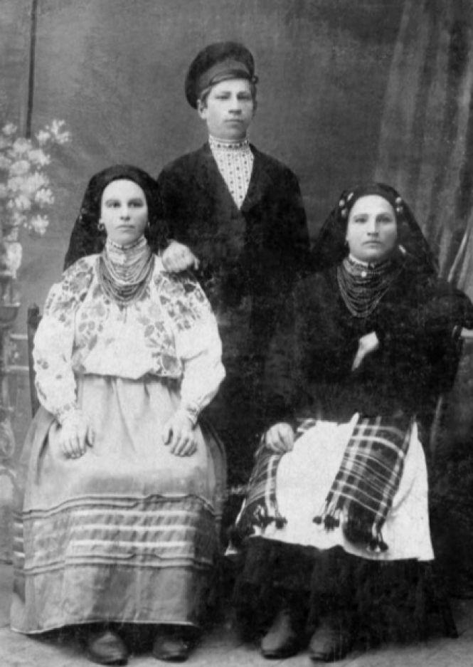 Новини Вінниці - фото з Які вишиванки одягали вінничани 100 років тому (ФОТО) Які вишиванки одягали вінничани 100 років тому (ФОТО), фото №18 на сайті 20minut.ua