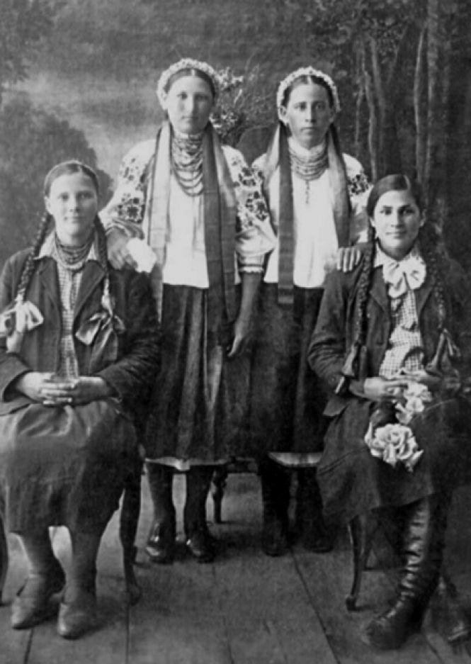 Новини Вінниці - фото з Які вишиванки одягали вінничани 100 років тому (ФОТО) Які вишиванки одягали вінничани 100 років тому (ФОТО), фото №11 на сайті 20minut.ua