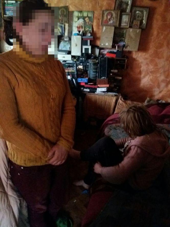 Жахлива антисанітарія та загроза життю: під Хмельницьким у горе-матері відібрали дитину, фото №3 на сайті vsim.ua