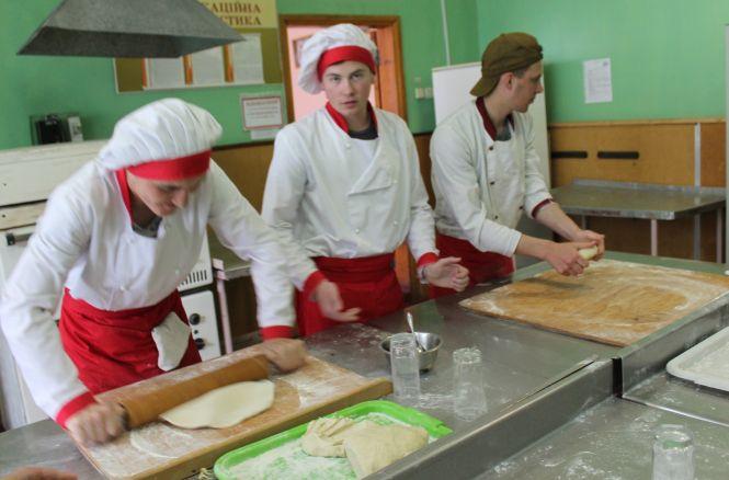 Новини Вінниці - фото з Варенично-пиріжковий батальйон: 33 тисячі штук вареників для бійців приготували у першому училищі Варенично-пиріжковий батальйон: 33 тисячі штук вареників для бійців приготували у першому училищі, фото №2 на сайті 20minut.ua