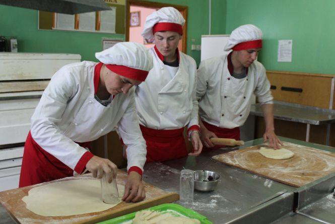 Новини Вінниці - фото з Варенично-пиріжковий батальйон: 33 тисячі штук вареників для бійців приготували у першому училищі Варенично-пиріжковий батальйон: 33 тисячі штук вареників для бійців приготували у першому училищі, фото №4 на сайті 20minut.ua