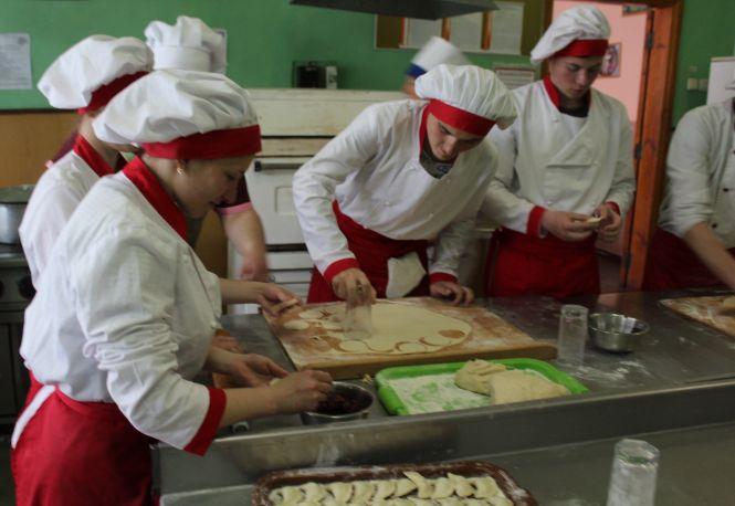 Новини Вінниці - фото з Варенично-пиріжковий батальйон: 33 тисячі штук вареників для бійців приготували у першому училищі Варенично-пиріжковий батальйон: 33 тисячі штук вареників для бійців приготували у першому училищі, фото №5 на сайті 20minut.ua