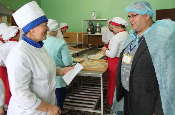 Новини Вінниці - фото з Варенично-пиріжковий батальйон: 33 тисячі штук вареників для бійців приготували у першому училищі Варенично-пиріжковий батальйон: 33 тисячі штук вареників для бійців приготували у першому училищі, фото №6 на сайті 20minut.ua