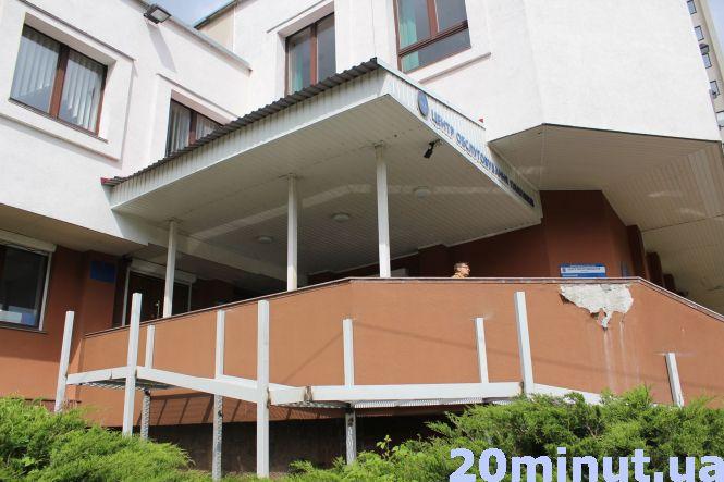 Новини Тернополя - фото з У Тернополі при вході у податкову встановлюють пандус У Тернополі при вході у податкову встановлюють пандус, фото №2 на сайті 20minut.ua