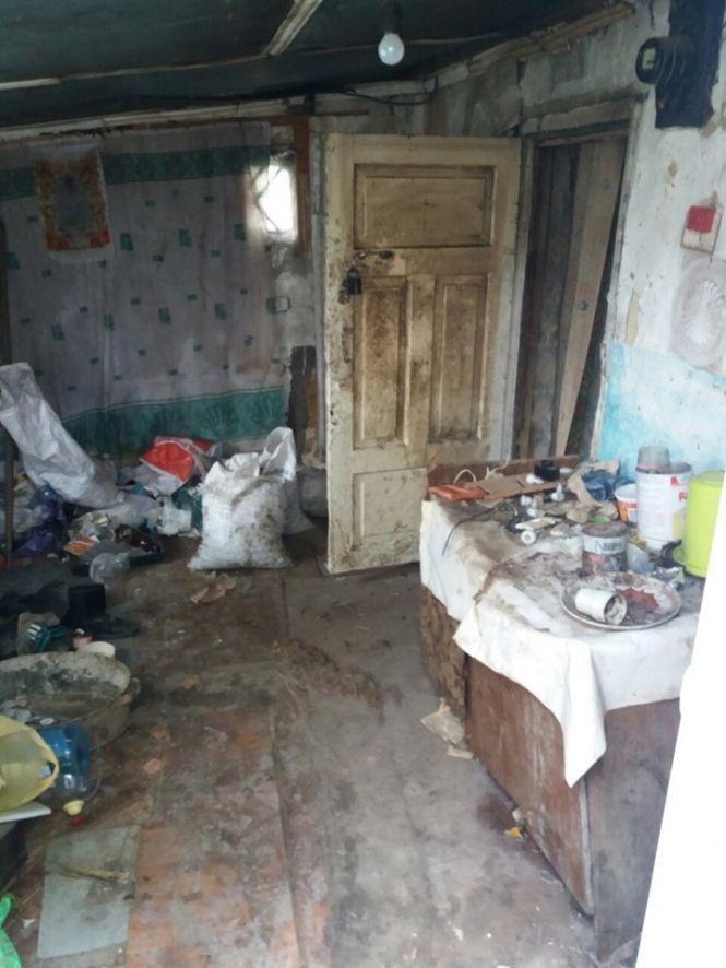 Жахлива антисанітарія та загроза життю: під Хмельницьким у горе-матері відібрали дитину, фото №1 на сайті vsim.ua