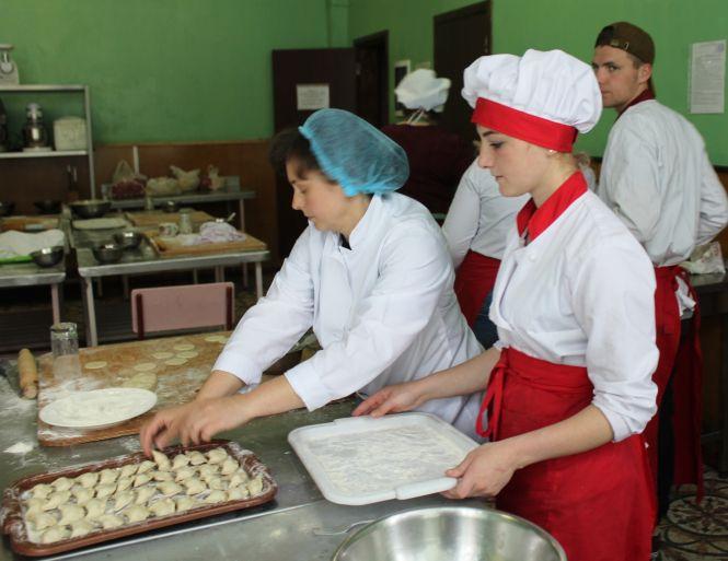 Новини Вінниці - фото з Варенично-пиріжковий батальйон: 33 тисячі штук вареників для бійців приготували у першому училищі Варенично-пиріжковий батальйон: 33 тисячі штук вареників для бійців приготували у першому училищі, фото №7 на сайті 20minut.ua